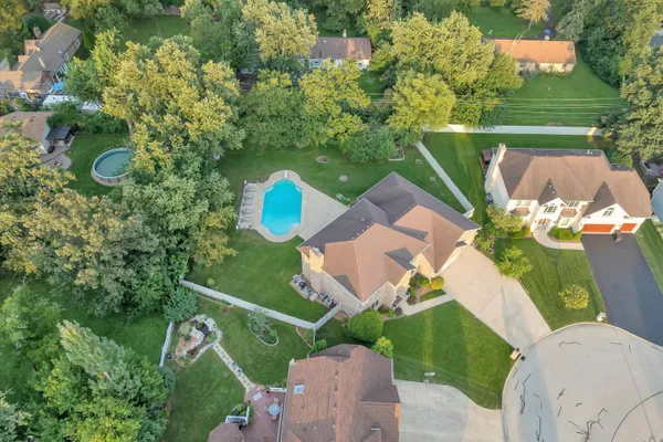 365 CRESTWOOD RD