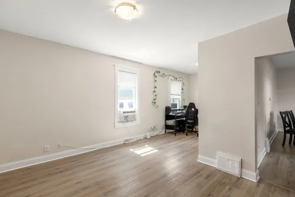 556 CAROLINE PL