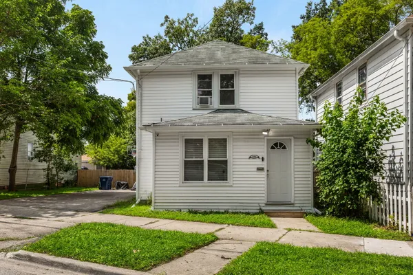 556 CAROLINE PL