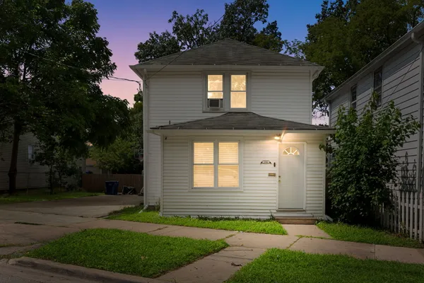 556 CAROLINE PL