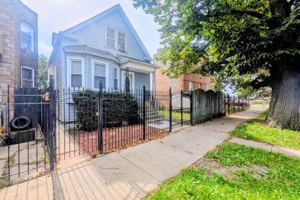 4355 W POTOMAC AVE