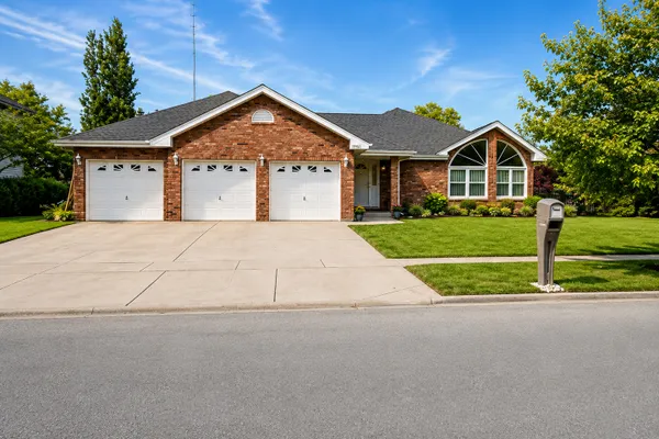 19451 STONEHENGE DR