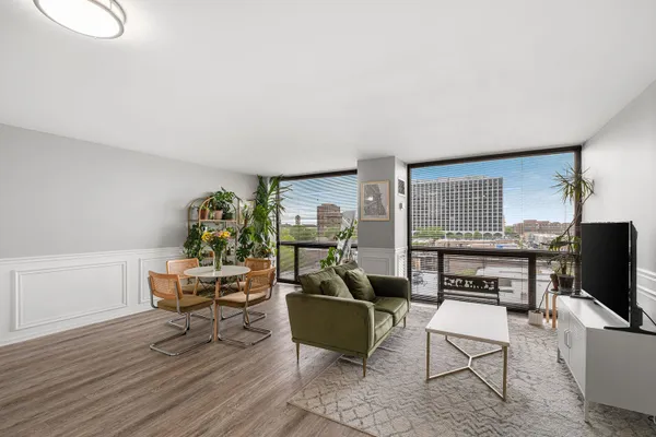 4343 N CLARENDON AVE 817