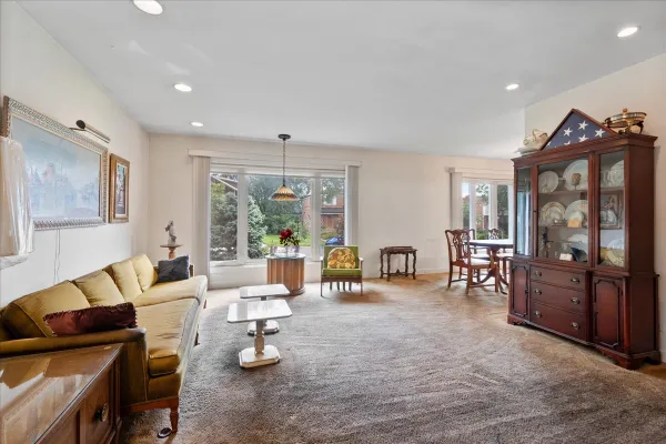 8624 HAMLIN AVE