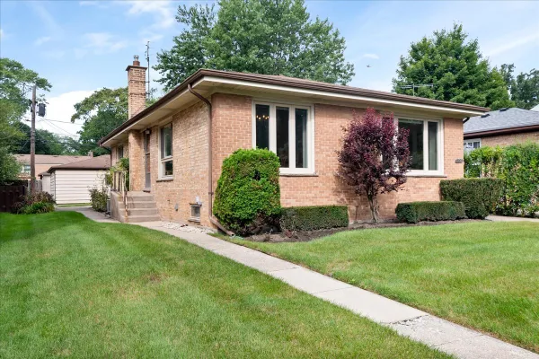 8624 HAMLIN AVE