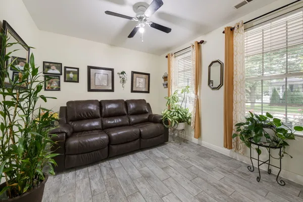 101 EISENHOWER DR