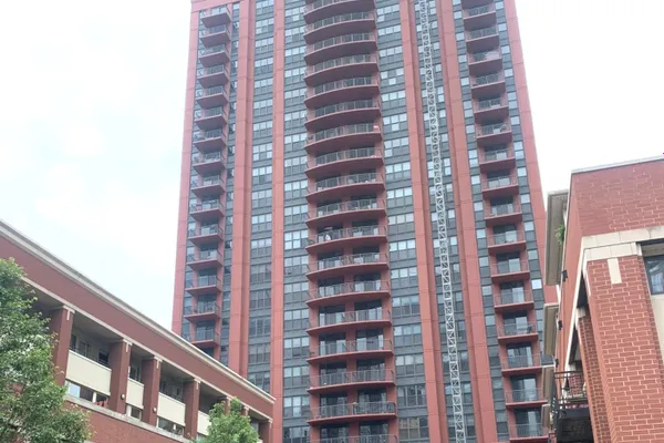 330 N JEFFERSON ST 2203