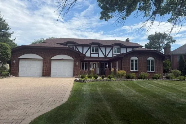 521 FOREST MEWS DR