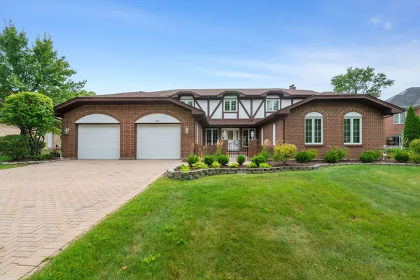 521 FOREST MEWS DR