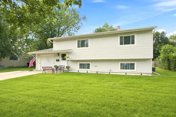 652 SUSSEX LN