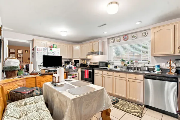 652 SUSSEX LN