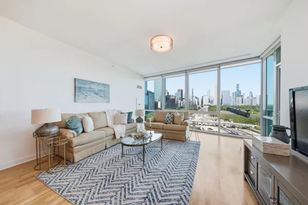 1201 S PRAIRIE AVE 1202