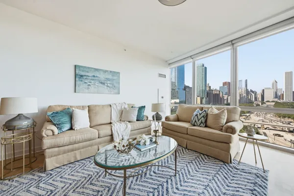 1201 S PRAIRIE AVE 1202