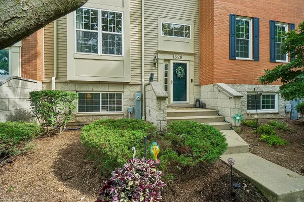 1628 EDINBURGH DR 100-2