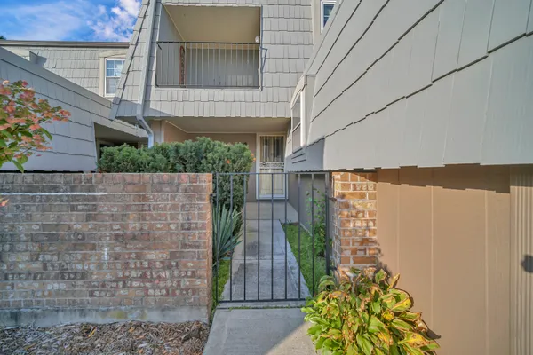 640 BURGUNDY CT D