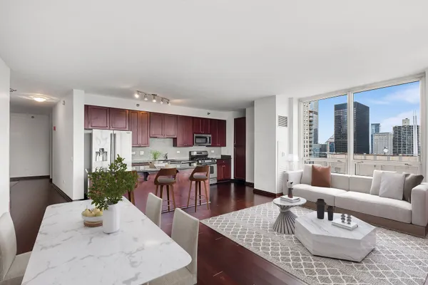 33 W ONTARIO ST 42ES