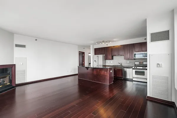 33 W ONTARIO ST 42ES