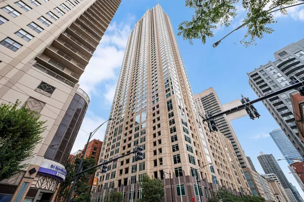 33 W ONTARIO ST 42ES