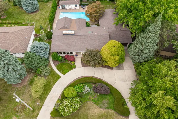 12 MEADOWOOD DR