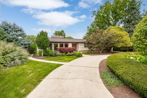 12 MEADOWOOD DR