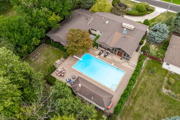 12 MEADOWOOD DR
