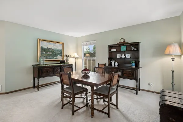 32 E DAHLIA LN