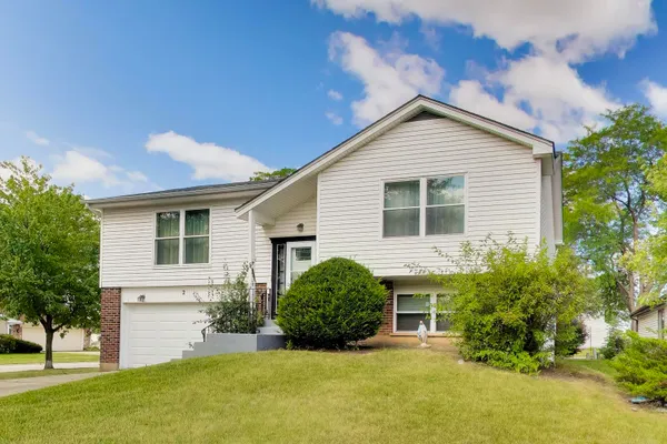2 OAKMONT CT