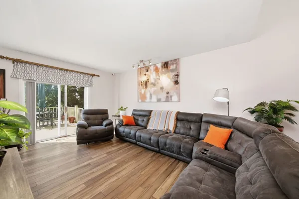 4160 OAK TREE LN