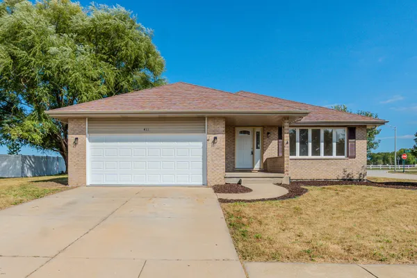 411 SHAMROCK LN