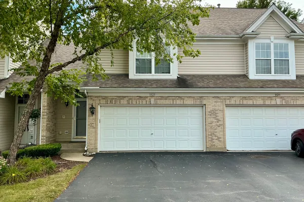 1121 E DANBURY DR
