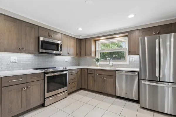 2392 MANOR LN