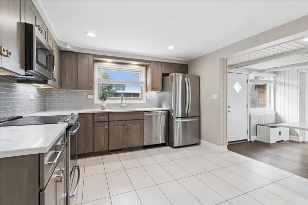 2392 MANOR LN