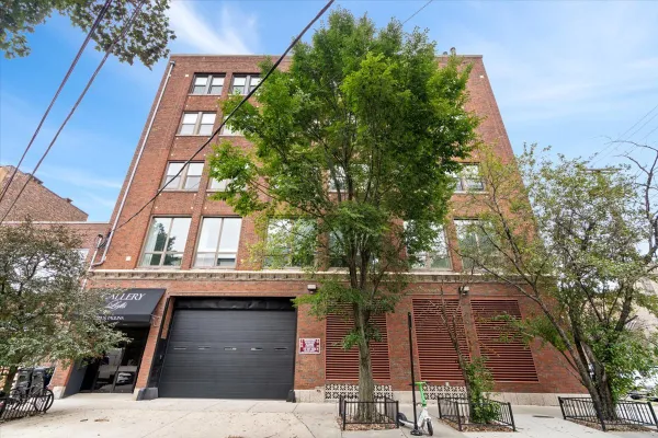 3323 N PAULINA ST 3E