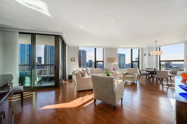 501 N CLINTON ST 2105