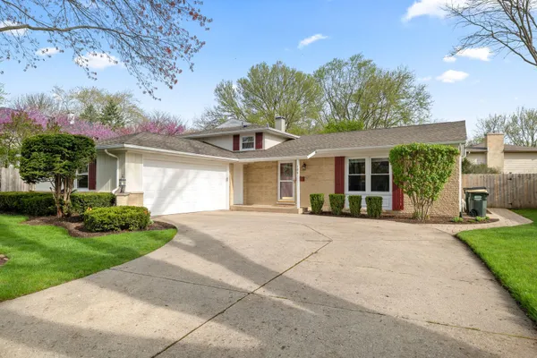 706 E GOLF RD