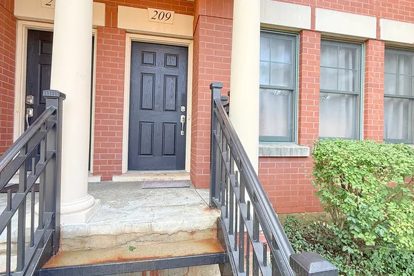 209 PRAIRIE ST 209