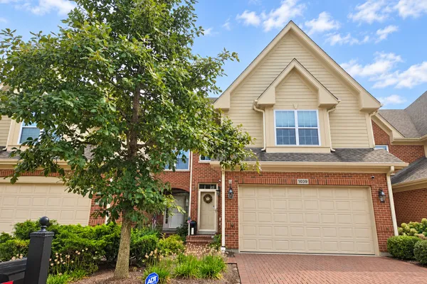 1039 HICKORY DR