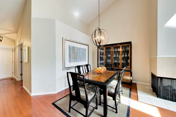 825 FOUNTAIN VIEW DR