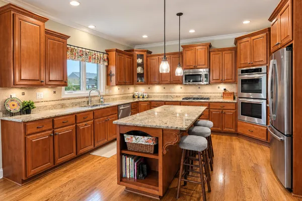 2016 EDGEVIEW DR