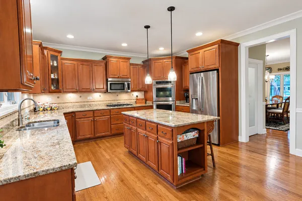 2016 EDGEVIEW DR
