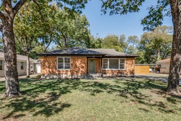 2433 SOUTHWOOD DR