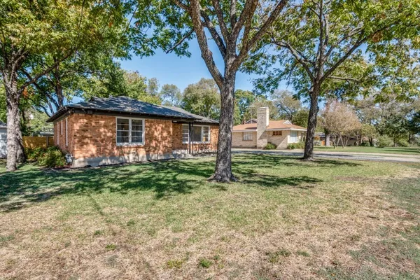 2433 SOUTHWOOD DR