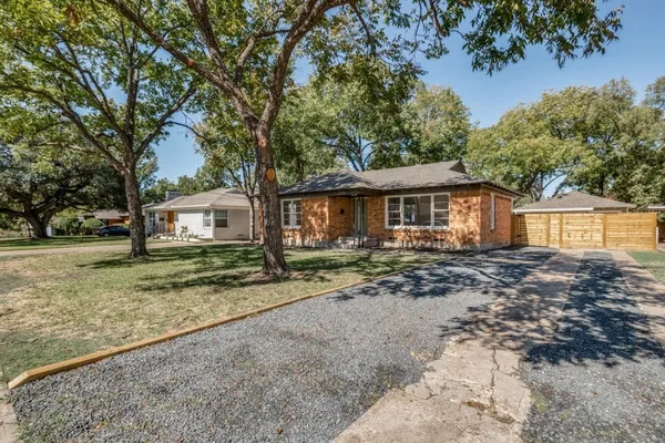2433 SOUTHWOOD DR