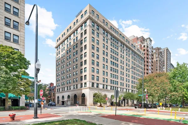 2100 N LINCOLN PARK 3ES
