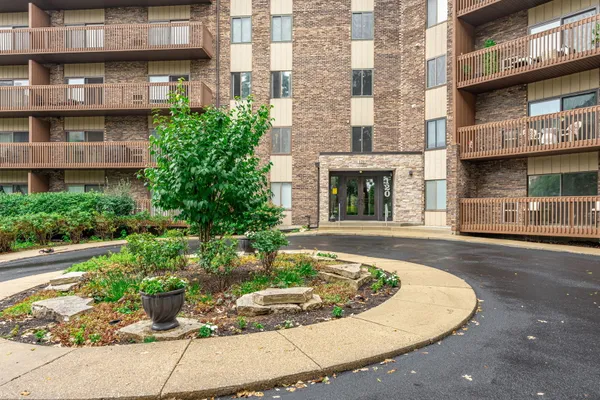 120 LAKEVIEW DR 208
