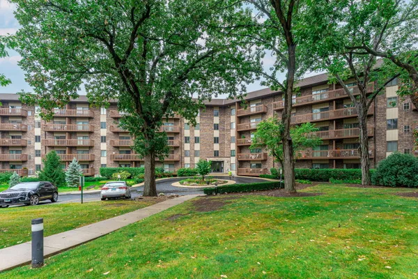 120 LAKEVIEW DR 208
