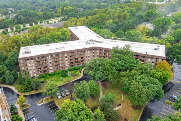 120 LAKEVIEW DR 208