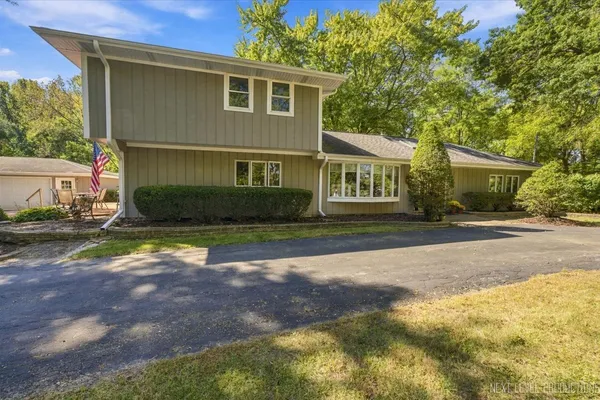 2N720 WOODCREST DR