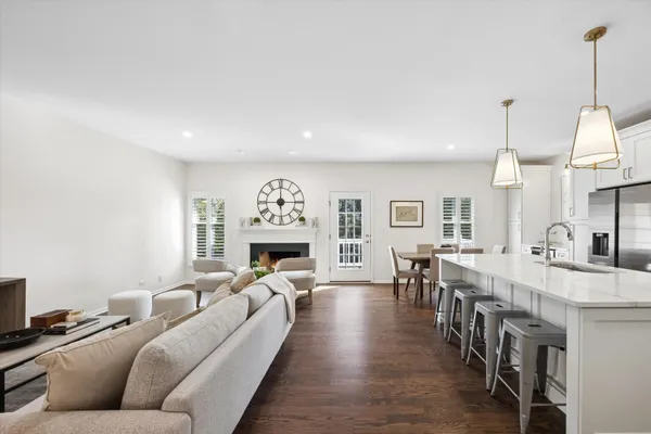 585 LINDEN CT