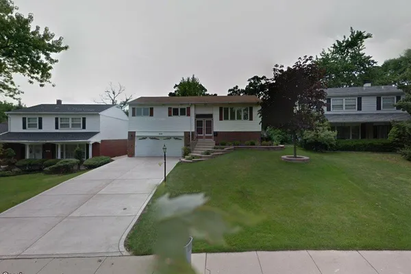 9121 FOREST DR